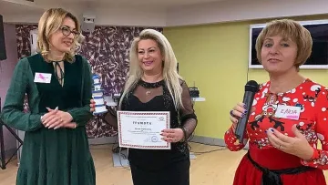 Водещата Анелия Торошанова с награда от медиатори