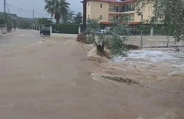 Наводнени пътища и спрени фериботи в Гърция