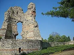 Туристи обикалят за ден крепостите в Кула и Зайчар