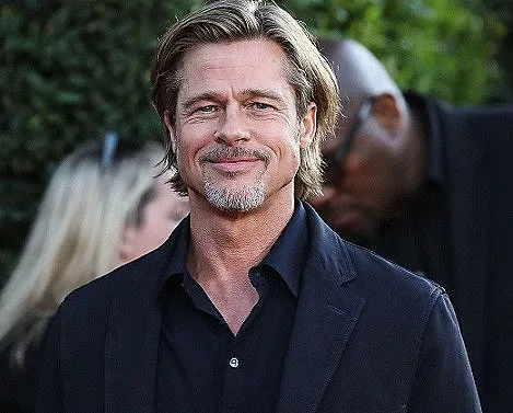 Брад Пит празнува с децата без надзирател