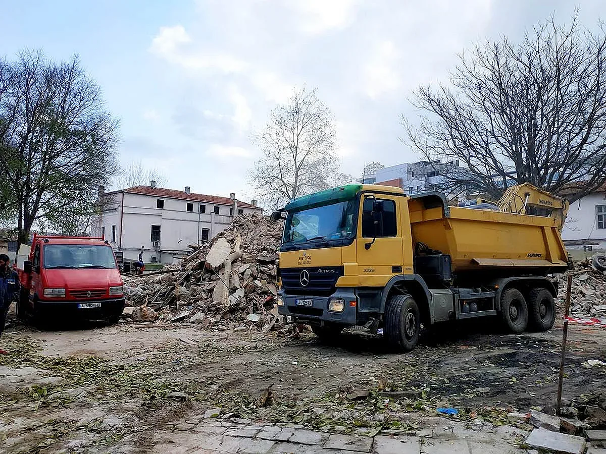 Събориха стари складове в Бургас