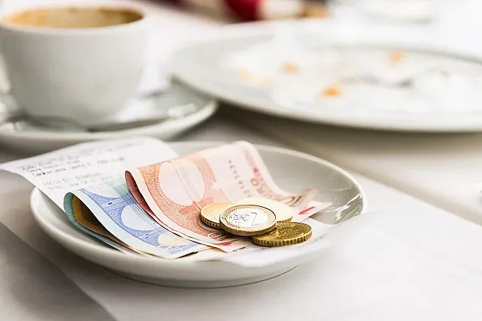 Предлагат бакшиша  да се закове на 10%