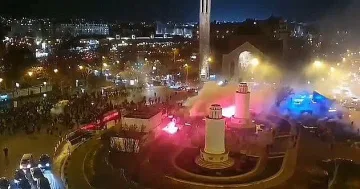 Ужас в Париж - бой, събличане и горящи знамена