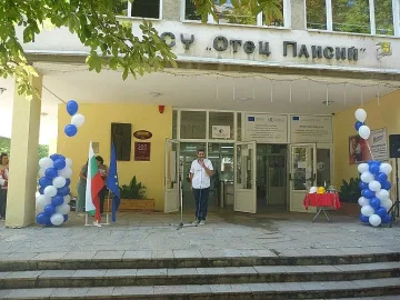 Евакуираха ученици заради срутено стълбище