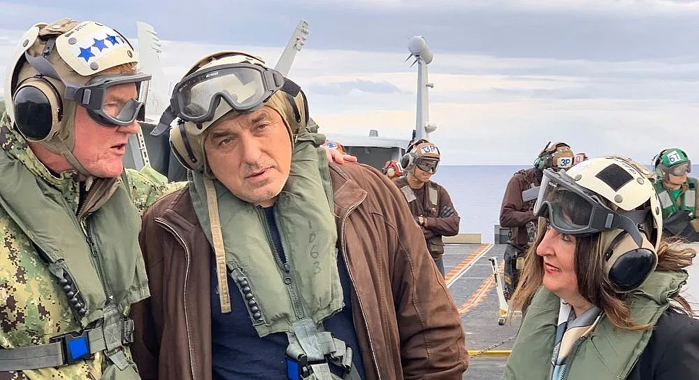 Топ гън! Премиер, вице и посланик на борда (СНИМКИ)