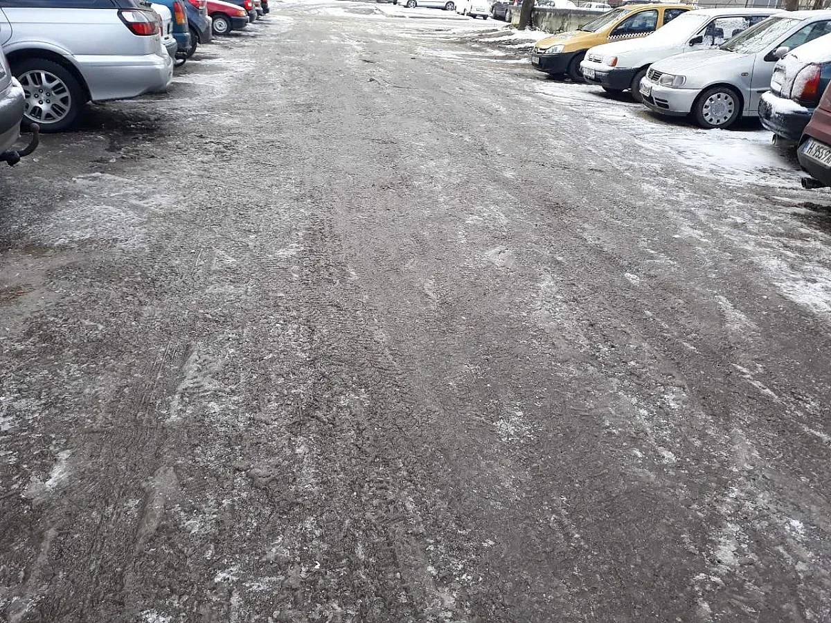 Обработват заледени участъци в София