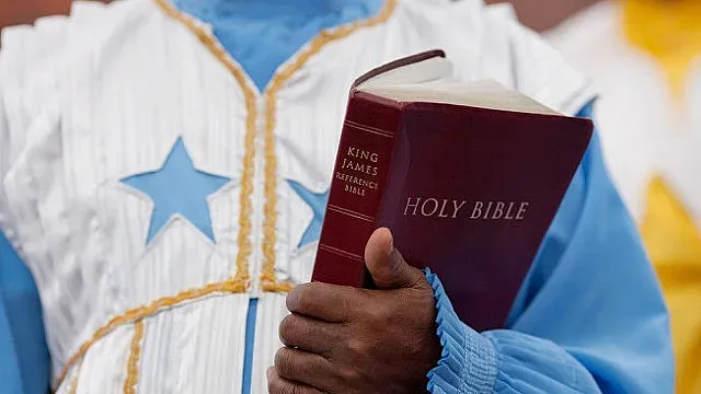 Пастор сбърка бензин  със светена вода