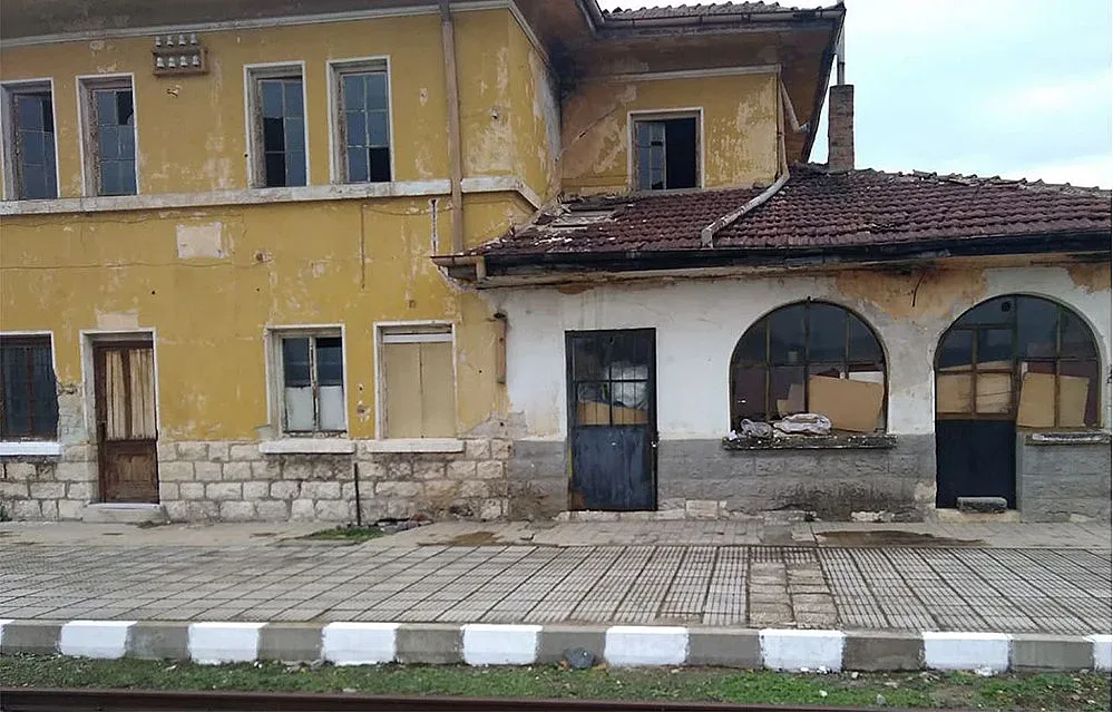 Влак излезе от  релсите до Кърджали