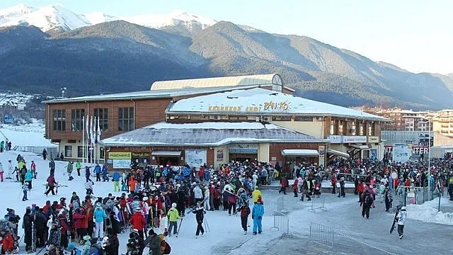 Над 12 000 студенти пълнят Банско