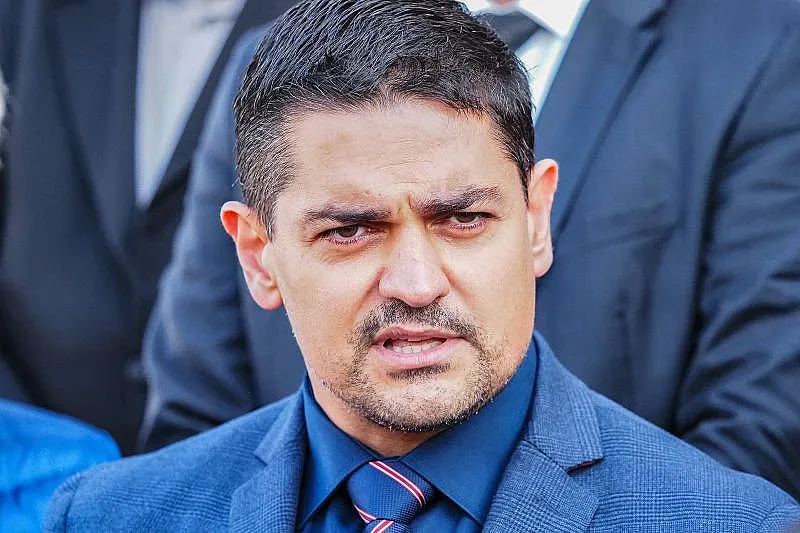 Екшън в парламента! Радостин Василев опразни залата