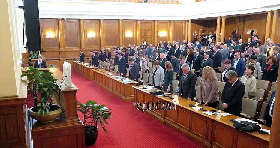 Депутатите на крака в почит към Стоянка Мутафова