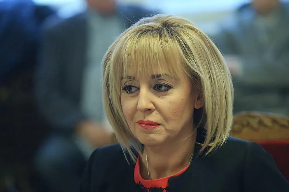 Манолова представя програмата и екипа си