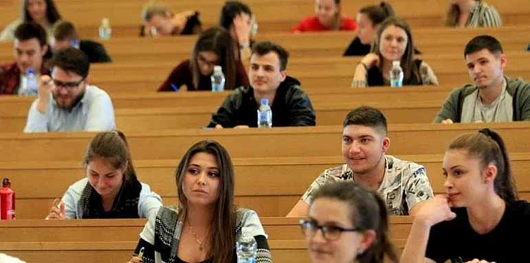 Заплатата на млад висшист скочи с 430 лева за 5 години