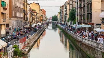 Хиляди банкноти плуват в канал в Милано