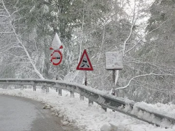 Снегът затрупа пътища, снегорините чистят