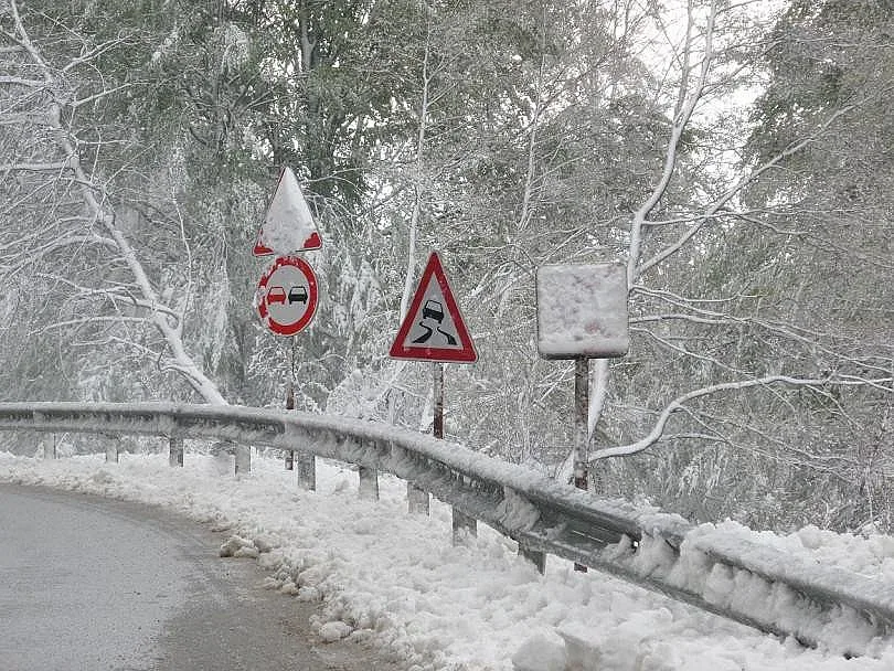 Снегът затрупа пътища, снегорините чистят