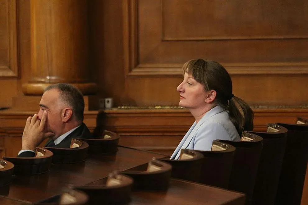 Опозицията vs. Сачева в парламента