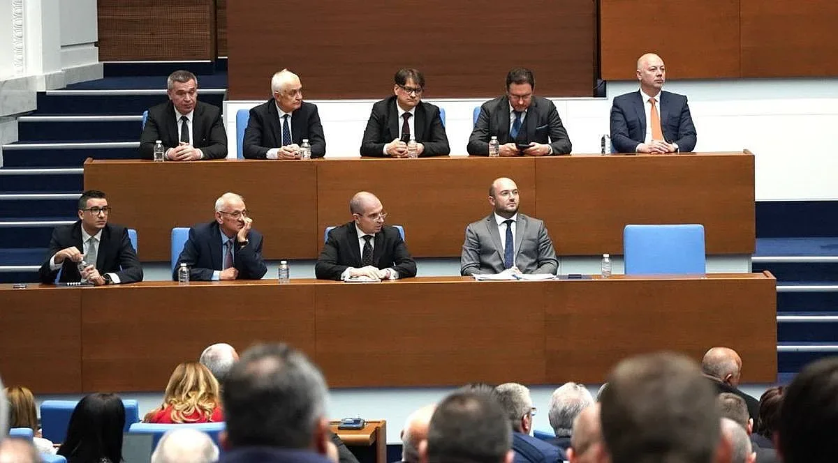 Нова свирепа битка в парламента! Влиза втори вот на недоверие