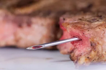 Дете намери медицинска игла в пържолата си