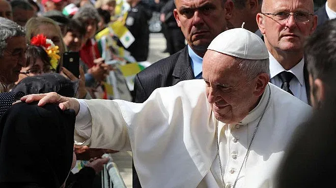 Папата дари ватикански палат на бездомници