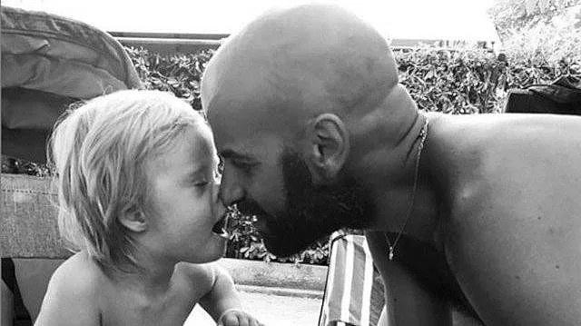 Самотен мъж осинови дете след отказ от 20 семейства