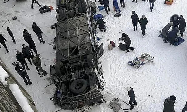 19 загинаха при падане на автобус в ледена река