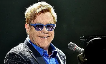 Шок: Елтън Джон се появи като балерина