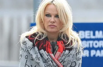 Уплашили Памела Андерсън в затвор