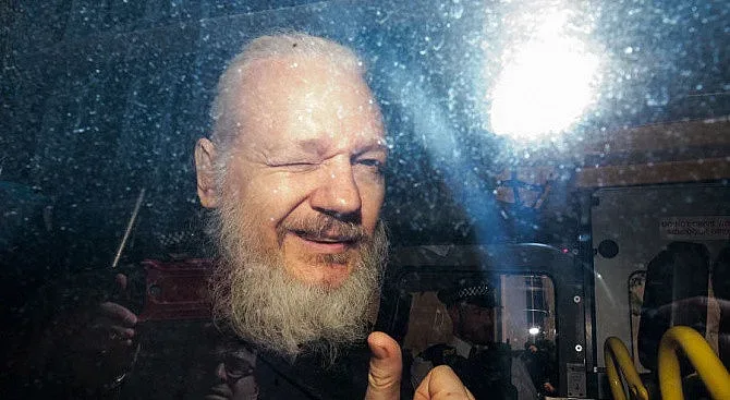 Асандж е сериозно болен