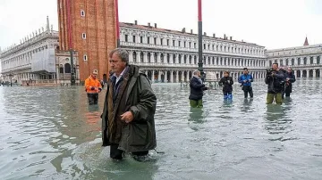Жители на Венеция на протест срещу наводненията