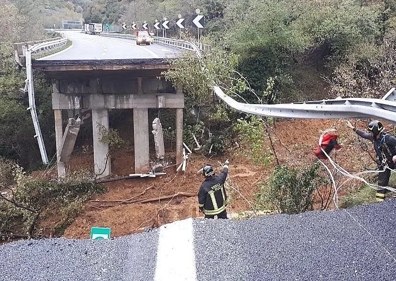 Свлачище събори мост в Италия