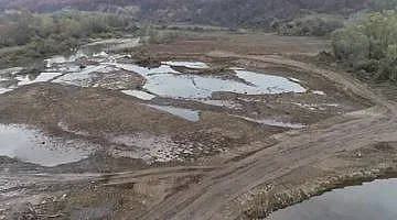 Протест заради разрушено корито на река Вит