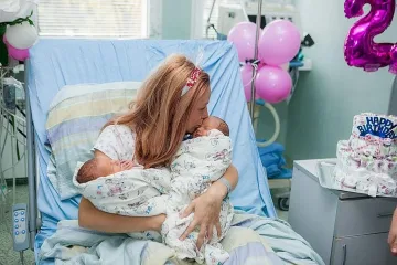Родилка на косъм от смъртта празнува рожден ден