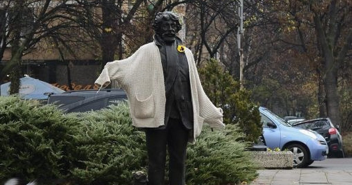 Radoi Ralin Облякоха паметника на Радой Ралин в София - Общество — Новини Стандарт