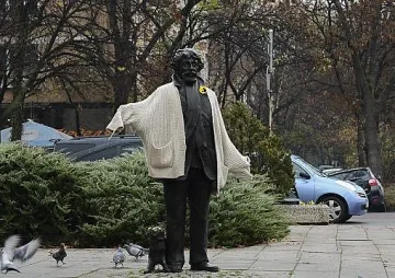 Облякоха паметника на Радой Ралин в София