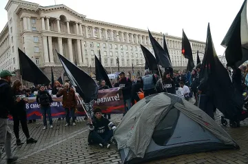 Майки на деца с увреждания на протест пред НС