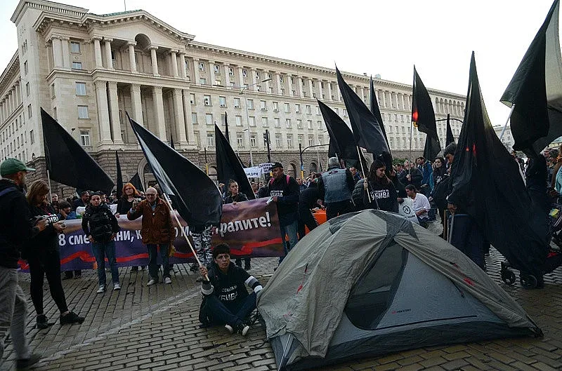 Майки на деца с увреждания на протест пред НС