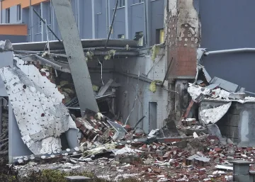 Парен котел срути сграда