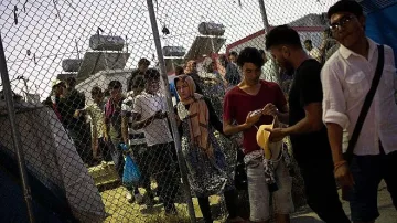 Гърция закрива бежанските лагери на островите