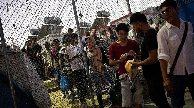 Гърция закрива бежанските лагери на островите