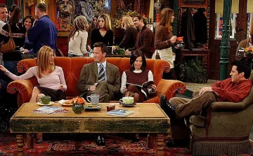 Реквизити от „Приятели“ отиват на търг