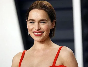 Принудили Емилия Кларк да се снима гола в „Играта“