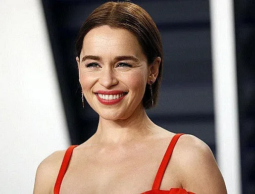 Принудили Емилия Кларк да се снима гола в „Играта“