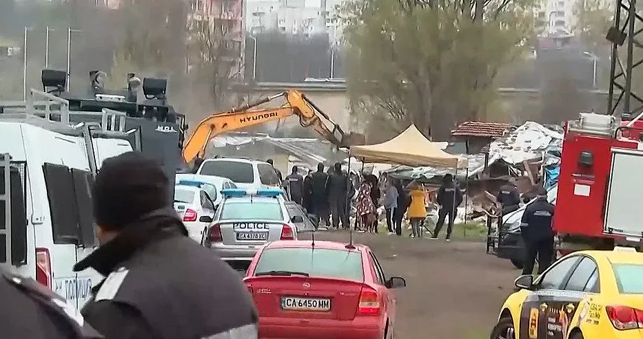 Багери, полиция и водно оръдие! Голямо напрежение в София