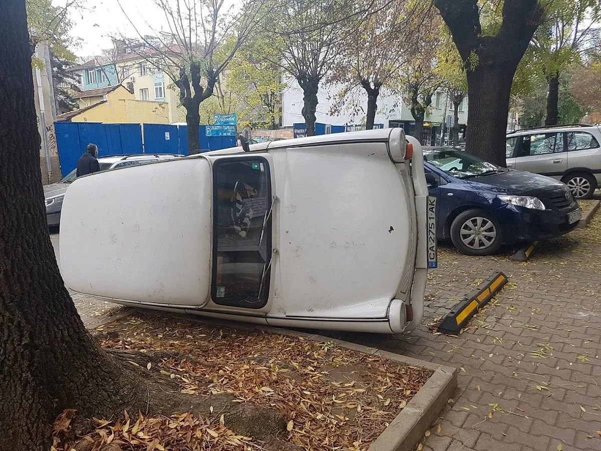 Куриоз: Шофьор обърна кола, за да паркира своята