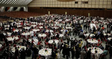 Папа Франциск нахрани 1500 бездомни