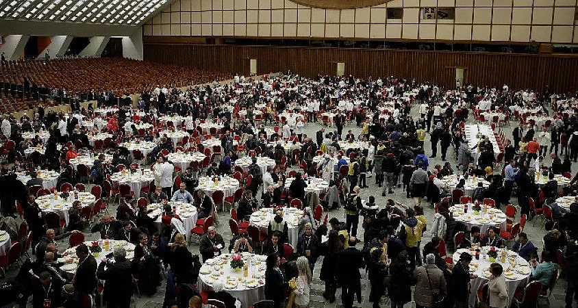 Папа Франциск нахрани 1500 бездомни