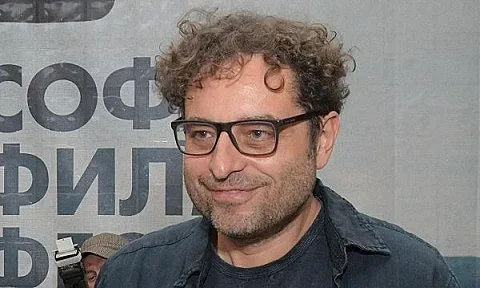 Тео Ушев: Сритайте задниците на политиците