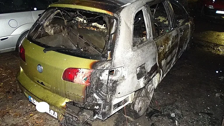 Пожар в кола, жена е в болница