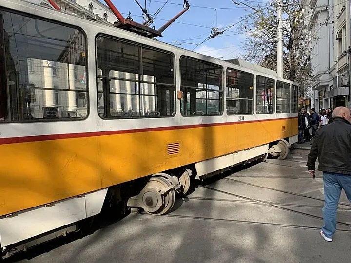 Повреда и човешка грешка вероятно са дерайлирали трамвая